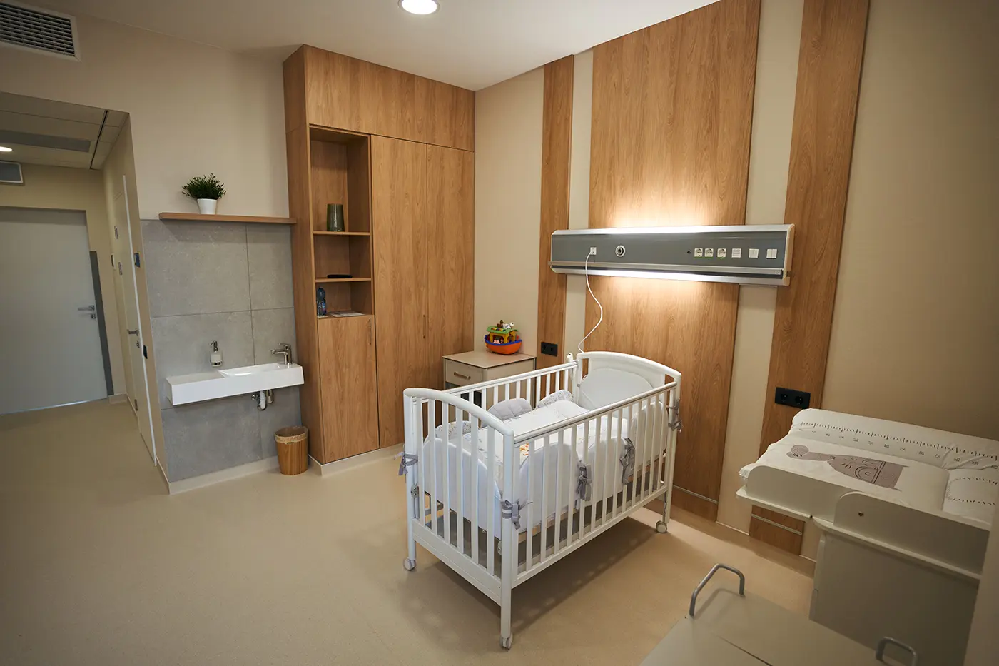 Birthing Center vs Hospital: Which Fits?